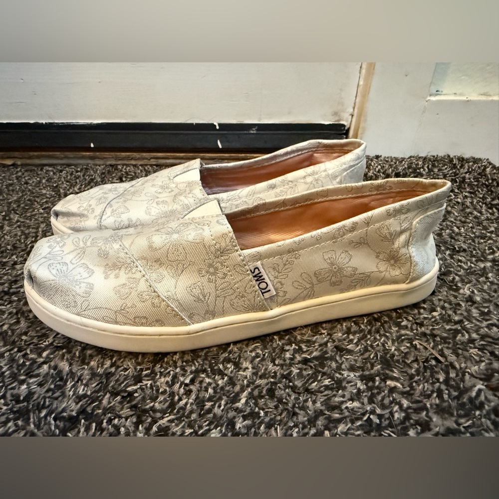 TOMS Kid’s White with Silver Floral Loafers